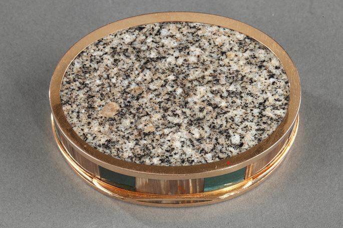 A gold mounted agate and hard stone snuff-box | MasterArt